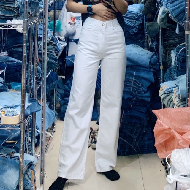 ภาพหน้าปกสินค้าOops jeans กางเกงยีนส์ขากระบอกสีขาว ผ้านิ่ม