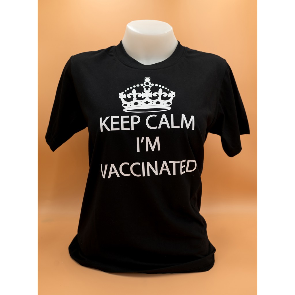 เสื้อยืด-keep-calm-im-vaccinated-สีดำ-สีขาว-ไม่หด-ไม่ยืด-ไม่ย้วย-ไม่ยับ