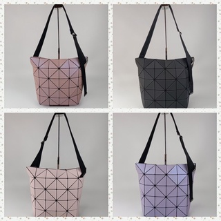 กระเป๋าสะพายไหล่ Issey Miyake 5x6