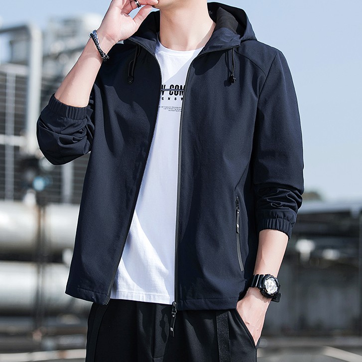 ภาพหน้าปกสินค้า(M-4XL) ขายด่วนเสื้อแจ็คเก็ตผู้ชายมีฮู้ดแบบบางเสื้อโค้ทแฟชั่นเกาหลีซิปมีฮู้ดเสื้อคลุมแขนยาว
