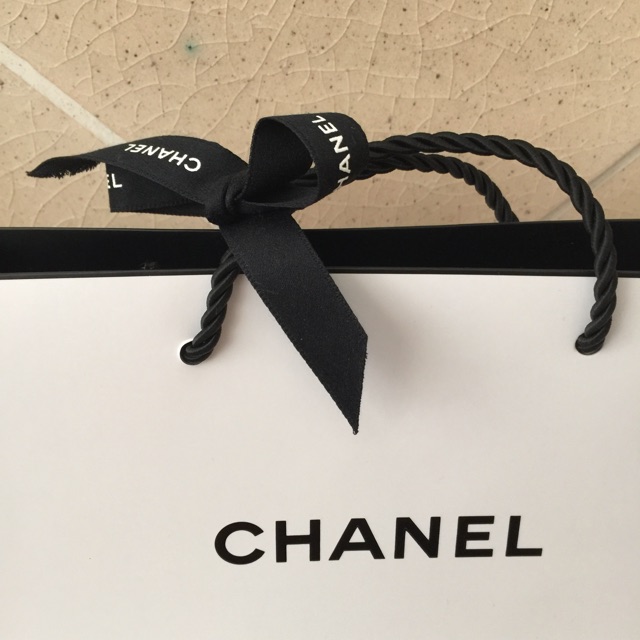 ถุงกระดาษ-ถุง-แบรนด์-chanel-ของแท้-พร้อมริบบิ้นของแบรนด์-ถุงใส่ของ-ถุงเครื่องสำอาง-สวยมาก-หรูหรา