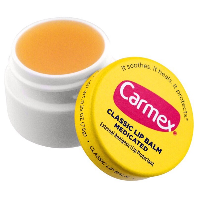 carmex-กักเก็บความชุ่มชื่นได้ยาวนานตลอดวัน-ช่วยลดความหมองคล้ำให้ริมฝีปากอวบอิ่ม