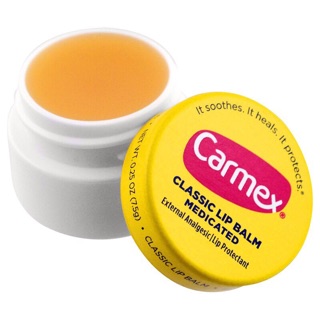 Carmex กักเก็บความชุ่มชื่นได้ยาวนานตลอดวัน ช่วยลดความหมองคล้ำให้ริมฝีปากอวบอิ่ม