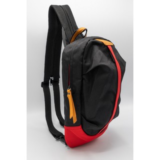 กระเป๋าสะพายคาดอกกันน้ำ รุ่น Arun T Art สี Black/Red By Anne Kokke