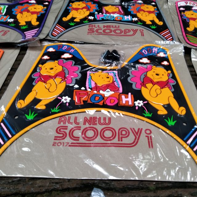 ภาพหน้าปกสินค้าแผ่นยางวางเท้า scoopy I ปี 2012-2020 และ /2021-2023 หมีพูห์ มาใหม่ (ส่งจ.-ส.)