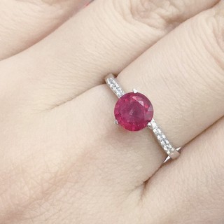 แหวนพลอยทับทิมสีแดงสดเสริมดวงคนเกิดวันอาทิตย์ ทำให้คนรักใคร่ ประดับเพชรรัสเซียสีขาว เงินแท้ 925 GR2148