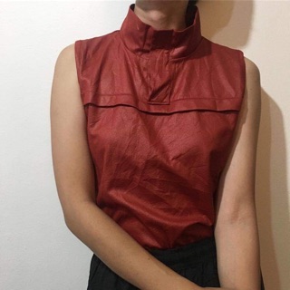 เสื้อคอเต่าแขนกุดหนังสีแดง