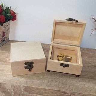 กล่องดนตรีไขลาน SANKYO ในกล่องไม้เหลี่ยมขนาด 10×9.5×6.5 cm. เครื่องสีทอง