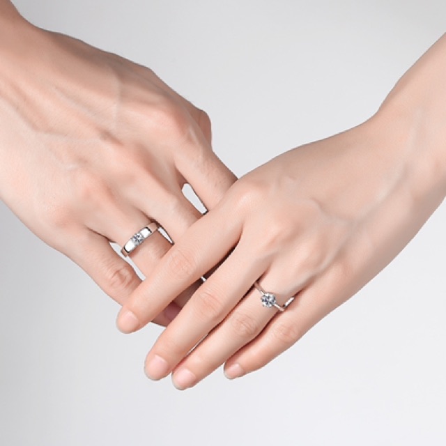 ภาพหน้าปกสินค้าแหวนคู่  แหวนเงินเพชร cz แหวนคู่รัก ขนาดฟรีไซร์ จากร้าน 888accessories บน Shopee