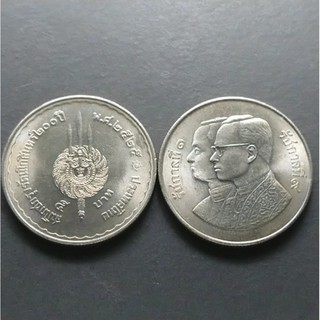 เหรียญ 5 บาท ที่ระลึกครบ 200 ปี สมโภชกรุงรัตนโกสินทร์ พ.ศ.2525 ไม่ผ่านใช้