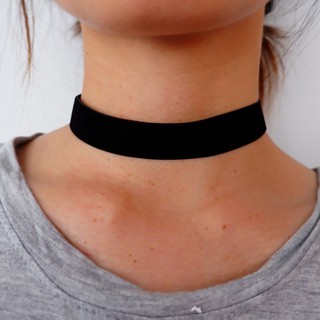 ภาพหน้าปกสินค้าโชคเกอร์กำมะหยี่สีดำ Black Velvet Choker Necklace Gift for women Minimal Style ที่เกี่ยวข้อง