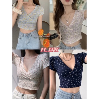 1LDK🌈พร้อมส่ง🌈เสื้อเนื้อผ้าโซล่อนไม่ยืดแต่ใส่สบายคอวีแขนสั้นลายดอกไม้(B189)
