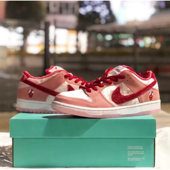 strangelove-x-nike-sb-dunk-low-pro-pink-qs-valentines-day-pink