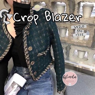 สินค้า Crop Blazerเสื้อคลุมเสื้อสูทผ้าทวิต งานแบรนด์ ดีเทลหรู แต่งด้วยกระดุมกุหลาบเปียทองไขว้ งานสุภาพดูดีค่ะ