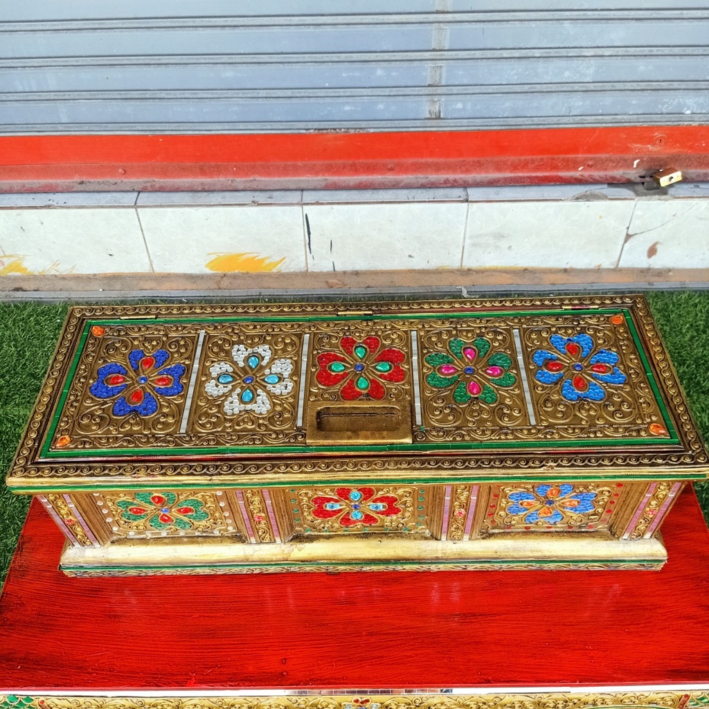 ชุดกล่องพระธรรม-โต๊ะ-ทำจากไม้-แต่งสีแดง-ทองเก่าโบราณ-ออกแบบลายเดินเส้น-ติดกระจกสี-ประณีตสวยงาม