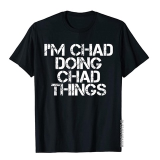 เสื้อยืดผ้าฝ้ายพรีเมี่ยม เสื้อยืด ผ้าฝ้าย พิมพ์ลาย Im CHAD DOING CHAD THINGS เหมาะกับของขวัญคริสต์มาส สําหรับผู้ชาย