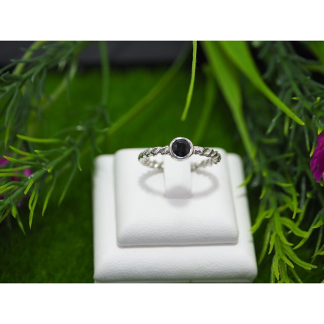 แหวนนิลเหมาะสำหรับสุภาพสตรี-มีการแกะลวดลายฉีกลูกเล่นแหวนเดิมๆ-อย่างมีสไตล์-มีการฝังโดยช่างฝีมือ
