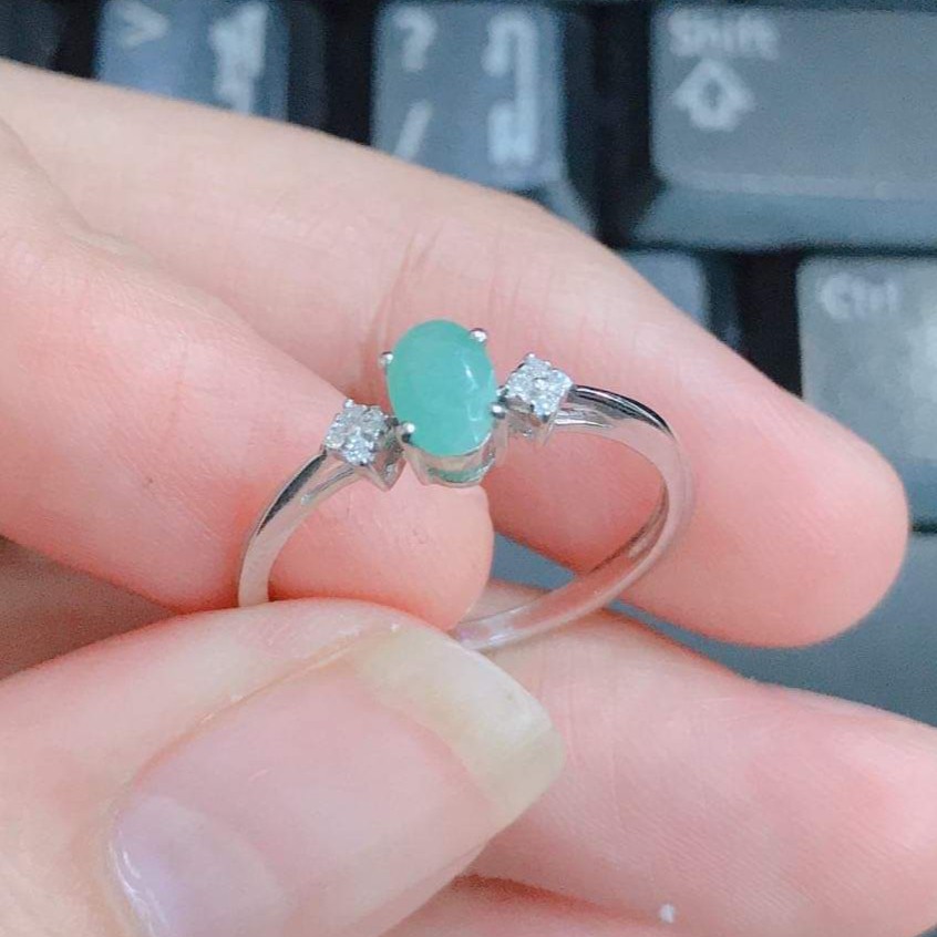 แหวนพลอยมรกตemeraldแหวนเงิน-92-5-ล้อมด้วยเพรชรัสเชีย-รุ่น-gr3000-em