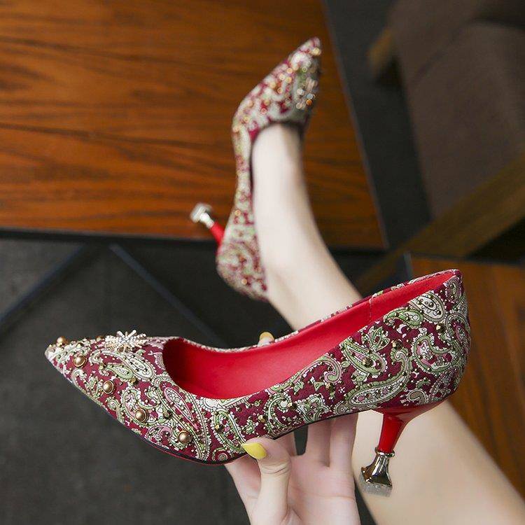 รองเท้าสูง-รองเท้าแต่งงานกับเจ้าสาวจีนสีแดง-ขนมปังปิ้ง-รองเท้าส้นสูง-รองเท้าแต่งงาน
