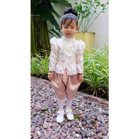 ชุดไทยเด็กแม่มะลิ AI Jung Clothes เสื้อลายดอกลูกไม้ แขนยาวทรงหมูแฮม โจงกระเบนยางยืด ใส่สบาย น่ารัก มุมมองที่ 5