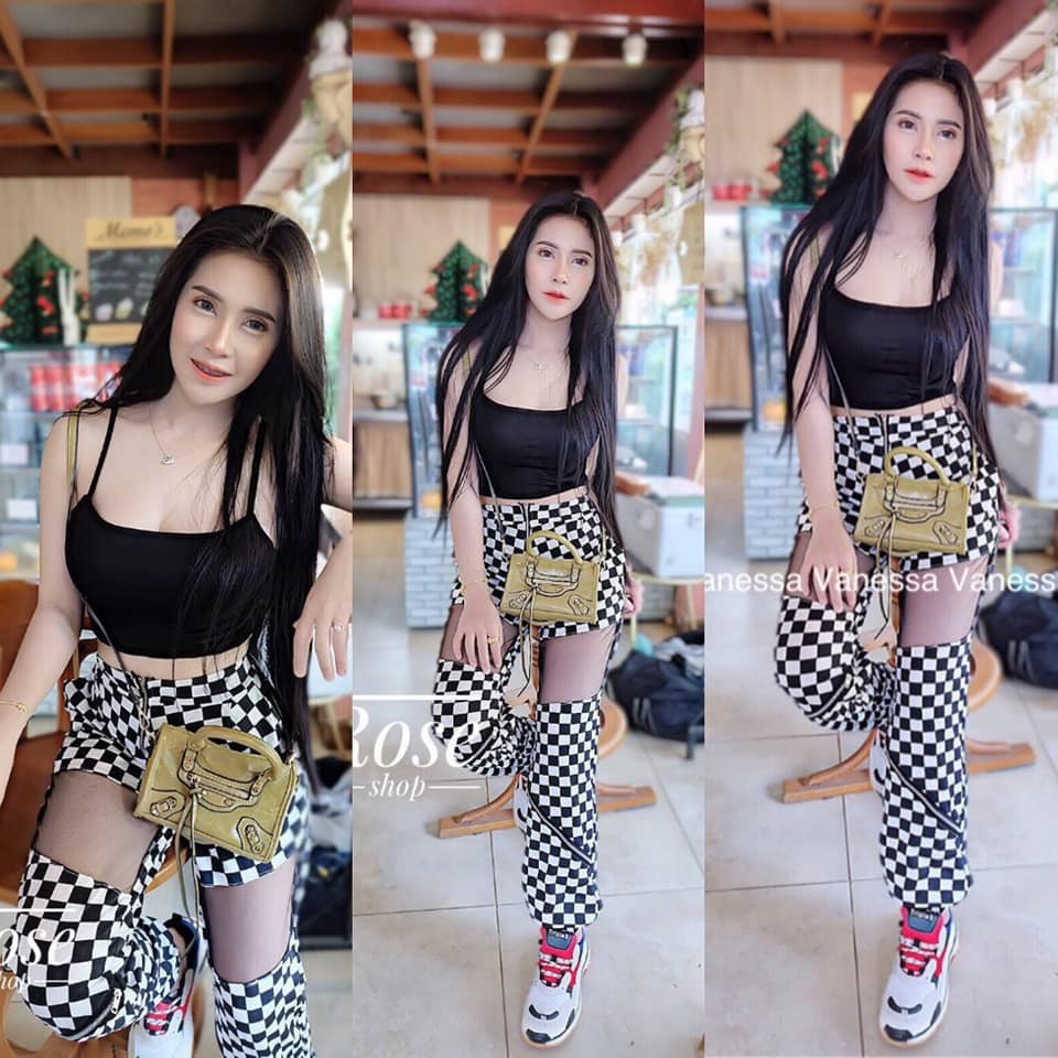 ชุดเข้า-เซต-2-ชิ้น-เสื้อครอปสายเดี่ยวคู่กับกางเกงสก็อตลายตารางสุดฮิต