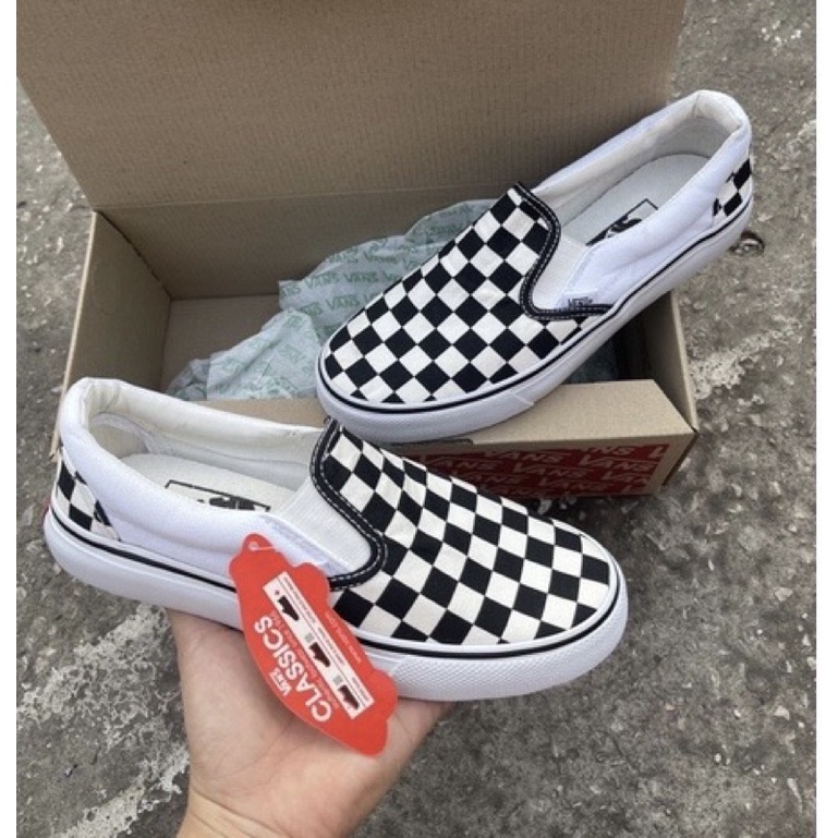 ภาพหน้าปกสินค้าvans slip on(ตารางขาวดำ/ขอบดำ) มีขนาด 36-45 จากร้าน marinok บน Shopee