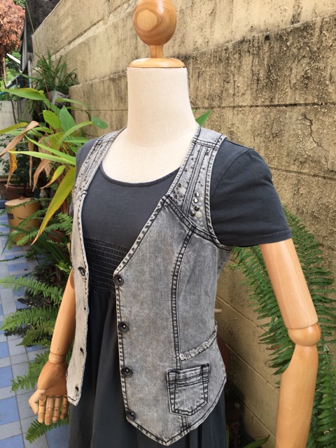 2sis1bro-แบรนด์แท้-mango-jeans-เสื้อกั๊กยีนส์-สีดำ-แต่งหมุอ-มือสอง-พร้อมส่ง-sz-m