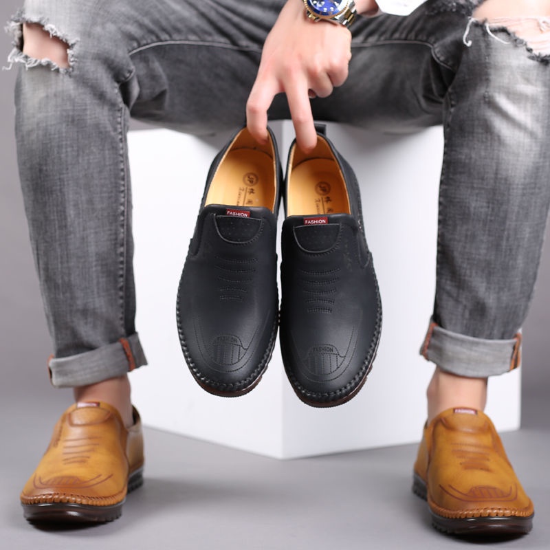 ภาพหน้าปกสินค้า2022 รองเท้าผู้ชาย รองเท้าหนัง แฟชั่น สีดำและสีกากี ไซส์ 39-44