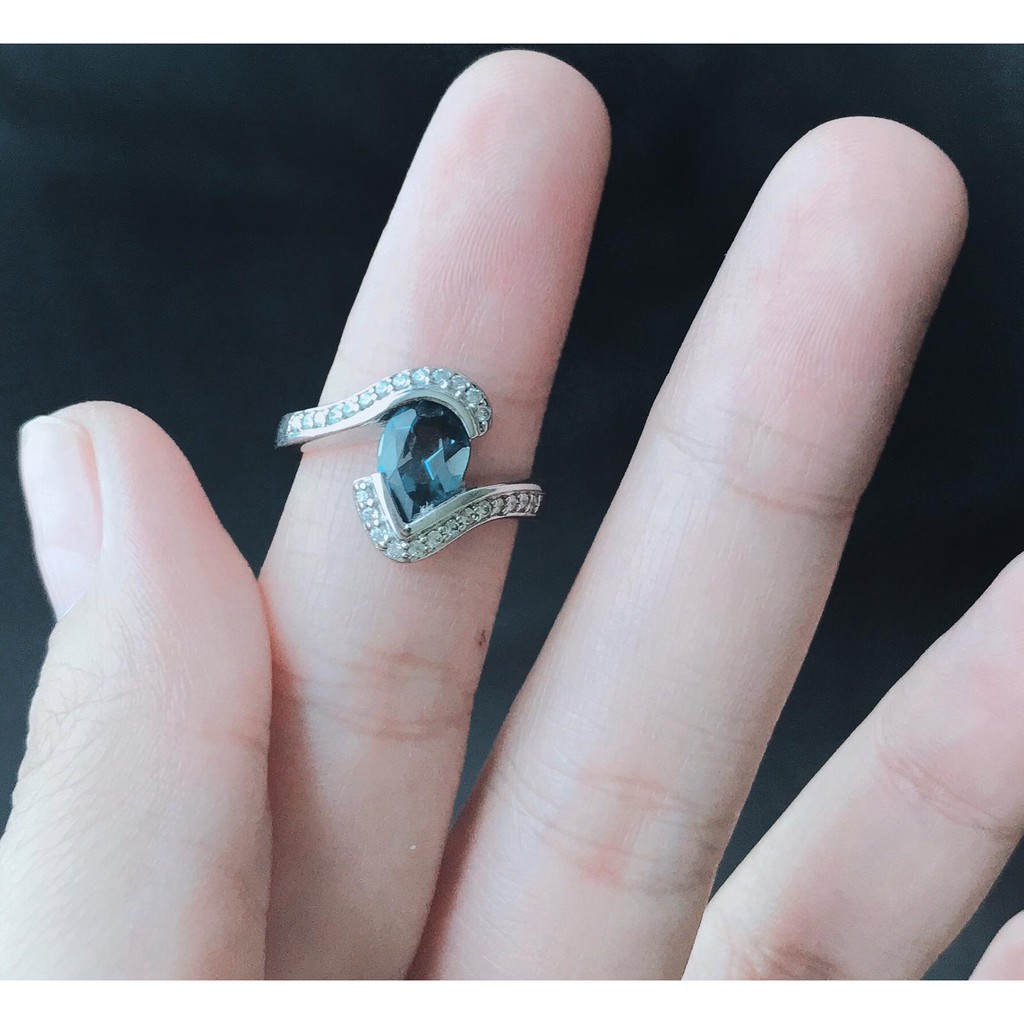 แหวนพลอยลอนดอนโทพาสสีฟ้าเข้มรูปทรงหยดน้ำประดับเพชรรัสเซียสีขาว-เงินแท้