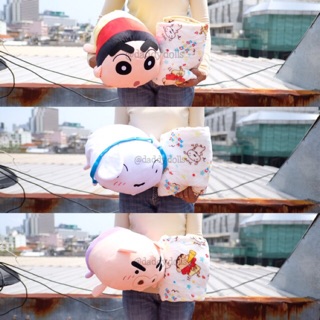 ภาพหน้าปกสินค้าตุ๊กตา หมอนผ้าห่ม Shinchan ชินจัง & Shiro ชิโร่ & Buriburizaemon ทรงกระบอก 15นิ้ว (100x150cm) ที่เกี่ยวข้อง