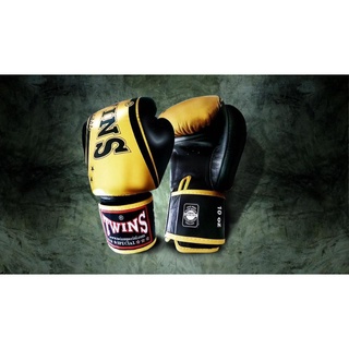 ภาพหน้าปกสินค้านวมชกมวย Twins Boxing Gloves ลาย TW-4 สีดำ/ทอง ซึ่งคุณอาจชอบราคาและรีวิวของสินค้านี้