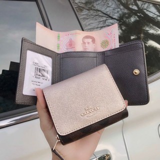 🎀 (สด-ผ่อน)กระเป๋าสตางค์ 3 พับเล็ก สีน้ำตาลเข้มลายซี เมทัลลิกทอง C1825 COACH SMALL TRIFOLD WALLET IN SIGNATURE CANVAS