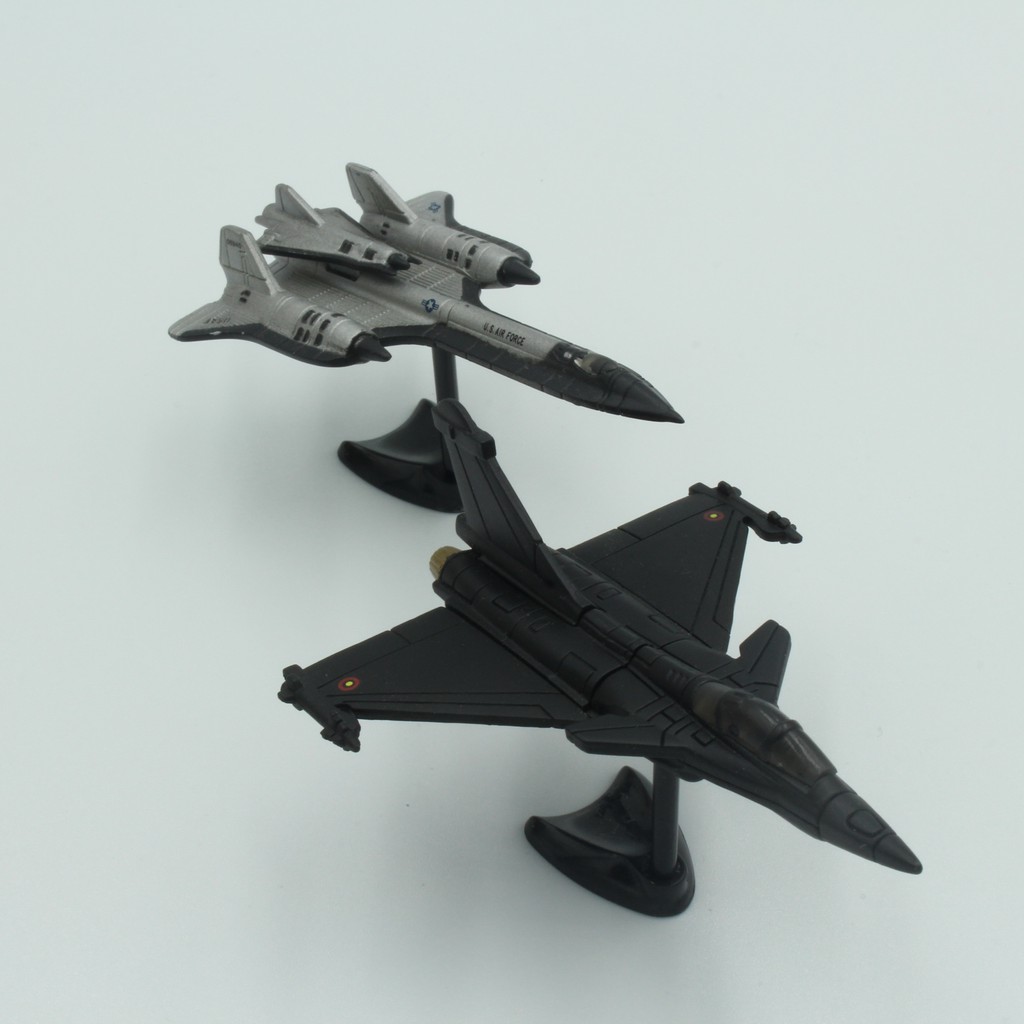 ภาพหน้าปกสินค้ากาชาปอง เครื่องบินจำลอง Dassault Rafale และ SR-71 Blackbird (พลาสติก) จากร้าน panizmot720 บน Shopee