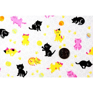 [SALE] 45x55 ซม. ผ้าเมตร ผ้าคอตตอน ผ้าฝ้ายแท้ 100% ลายแมวน้อยเล่นลูกบอล บนผ้าลายดอกไม้จิ๋ว พื้นสีขาว [PFQ576]