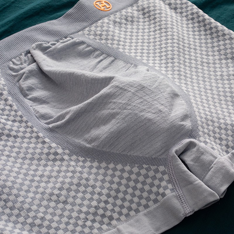 ภาพสินค้าNew MN001 สีใหม่ กางเกงในชาย กางเกงใน H พร้อมกล่องหรู (1เซตมี3ตัว)บ็อกเซอร์ผู้ชาย ไร้รอยต่อ ผ้านิ่มมาก จากร้าน jinglun_shop บน Shopee ภาพที่ 2