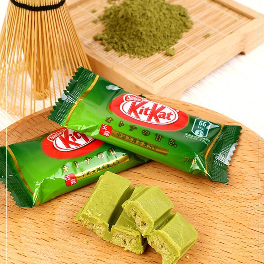 ภาพหน้าปกสินค้าพร้อมส่ง Kitkat คิทแคทหลากรสชาติ ***ก่อนแกะให้แช่ตู้เย็นให้เซ็ตตัวก่อนนะคะ*** จากร้าน pui_comrade บน Shopee