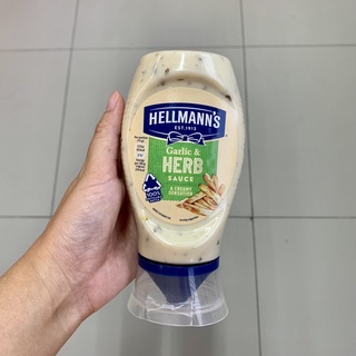 สินค้า ซอสมายองเนสผสมกระเทียมและสมุนไพร Garlic & Herb sauce A creamy sensation สินค้านำเข้าจากอังกฤษ ตรา Hellmann’s ขนาด 260ml