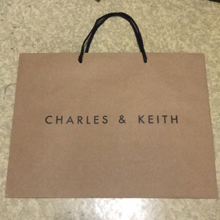 ถุงกระดาษเเบรนด์ charles&amp;keith