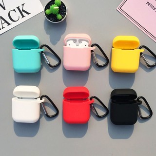 ภาพขนาดย่อของภาพหน้าปกสินค้าพร้อมส่ง Gift Hook เคส Airpods case ปลอกป้องกันซิลิโคน i12 inpods 12 i7 / i9S / i11 / i12 เคส เคสซิลิโคนสีพื้นป้องกันหูฟ จากร้าน 32ic9zpwft_xv1ouebxmoed7ivga บน Shopee ภาพที่ 1