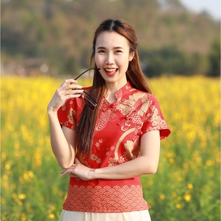 ภาพหน้าปกสินค้าเสื้อตรุษจีนผู้หญิง (เสื้อกี่เพ้า) เนื้อผ้าฝ้าย ทรงคอจีนผ่าเฉียง สีแดง ลายปลาคาร์ฟ ที่เกี่ยวข้อง