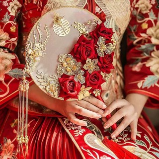 🔥Hot sale~ Tik Tok เจ้าสาวจีนคนเดียวกันปิดหน้าถือดอกไม้งานแต่งงานโบราณแฟนกลุ่มงานแต่งงานพัดลมแต่งงานผลิตภัณฑ์สำเร็จรูป