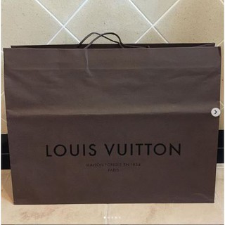 ถุงกระดาษ แบรนด์ LOUIS VUITTON ของแท้ ใบใหญ่ สีน้ำตาล มาพร้อมสายยาว สภาพสวย คล้องแขนได้สบายเลย