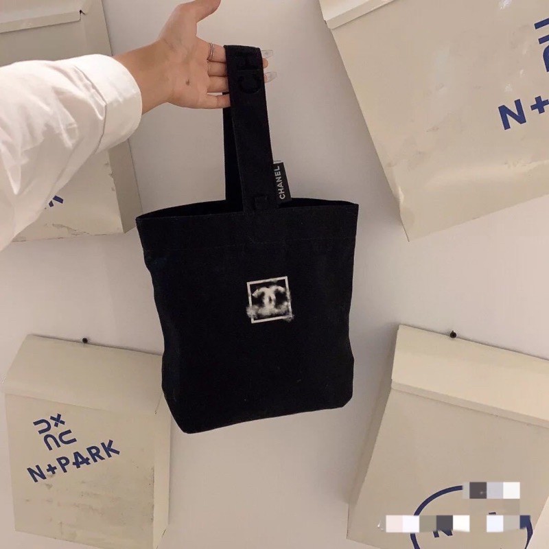 ภาพหน้าปกสินค้า(พร้อมส่งจากไทย)กระเป๋าผ้า กระเป๋าผ้า ถือเล่นๆใส่ของชิลๆแต่ดูหรูสไตล์ จากร้าน fashion_online บน Shopee