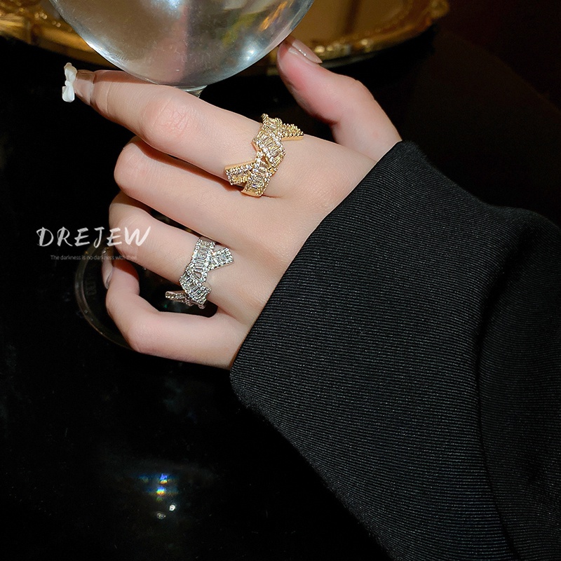 ภาพหน้าปกสินค้าแหวนชุบไฟฟ้า ประดับเพทาย สีทองแท้ เข้ากับทุกการแต่งกาย แฟชั่นสําหรับผู้หญิง จากร้าน drejew.th บน Shopee