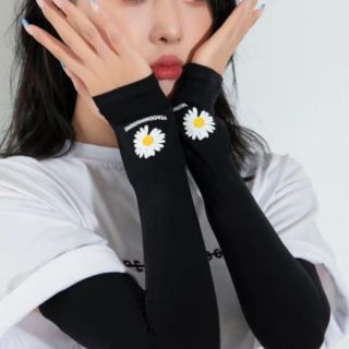 ภาพขนาดย่อของภาพหน้าปกสินค้าปลอกแขนสีพาสเทล ปลอกแขนกันแดดจากเกาหลีลายดอกไม้ Sunshine ดอกทานตะวัน ดอกเดซี่ Daisy ฮิตมากกันแดดกันUV จากร้าน dodosportshub บน Shopee ภาพที่ 4