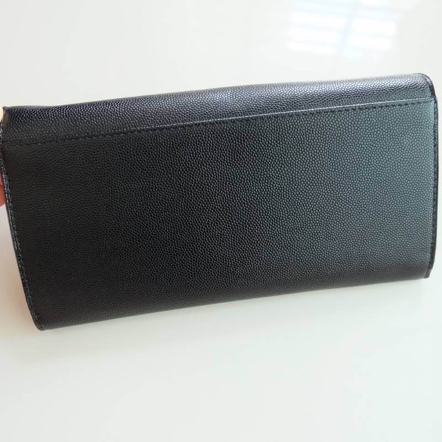 charles-amp-keith-long-turn-lock-wallet-ของแท้-ราคาถูก