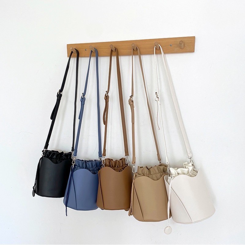ส่งต่อ กระเป๋าสะพายข้าง ทรงถัง ทรงขนมจีบ พร้อมส่งสีน้ำตาลอ่อน | Shopee ...