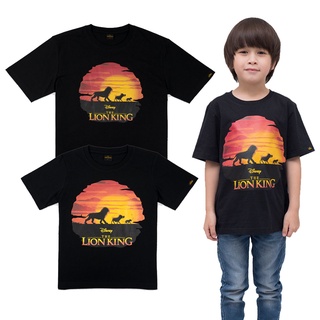 ภาพหน้าปกสินค้าDisney Lion King Family -T Shirt เสื้อยืดไลอ้อนคิงครอบครัว สินค้าลิขสิทธ์แท้100% characters studio ที่เกี่ยวข้อง