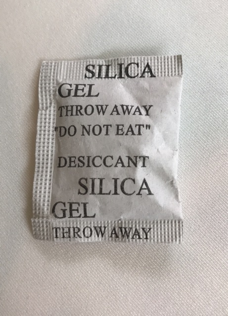 ภาพหน้าปกสินค้าซิลิก้าเจล silica gel ซองดูดความชื้น สำหรับของใช้เท่านั้น เริ่มต้นแพ๊ค 50 ซอง จากร้าน plepleumpoon0609 บน Shopee