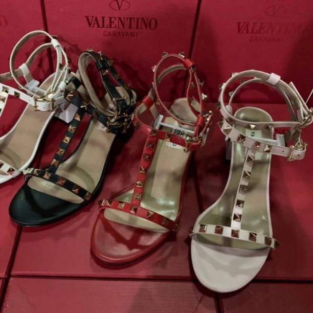 รองเท้าส้นตึกรัดส้น-valentino